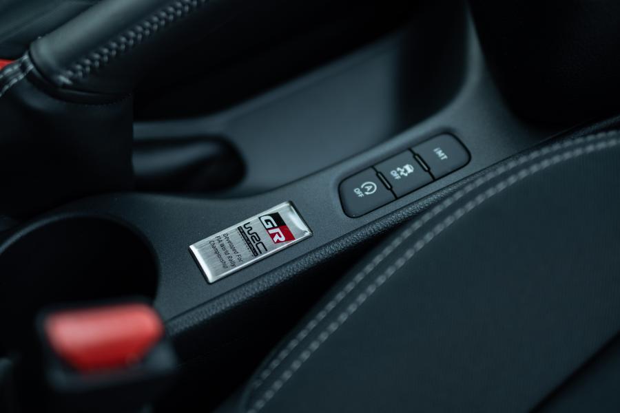 Детали интерьера Toyota GR Yaris RZ First Edition 2020 года  (JP) (фото 12 из 27)